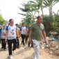 Wali Kota Bekasi Tri Adhianto meninjau langsung lokasi akses menuju pembangunan SMAN 20 Kota Bekasi dan SLB Negeri Kecamatan Medan Satria. Pemkot Bekasi menyiapkan pelebaran jalan sepanjang sekitar 400 meter menjadi 8 meter untuk meningkatkan keamanan dan kenyamanan siswa.