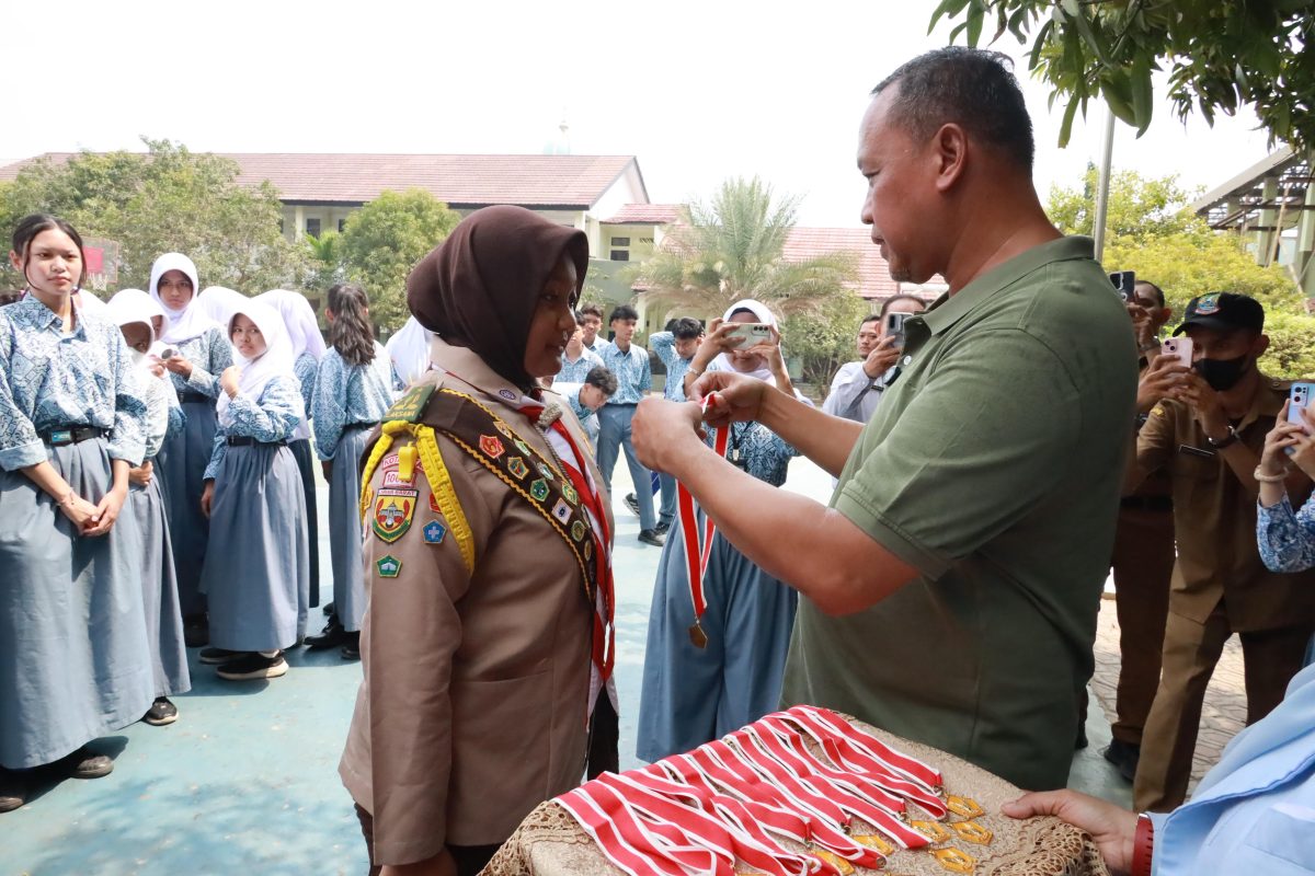 Wali Kota Bekasi Tri Adhianto menyerahkan secara simbolis tanda penghargaan Pramuka Garuda kepada para siswa di Kota Bekasi, Selasa (1/9/2026). Sebanyak 277 siswa dari tingkat SD hingga SMA/SMK menerima penghargaan tersebut.