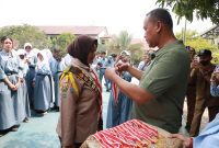 Wali Kota Bekasi Tri Adhianto menyerahkan secara simbolis tanda penghargaan Pramuka Garuda kepada para siswa di Kota Bekasi, Selasa (1/9/2026). Sebanyak 277 siswa dari tingkat SD hingga SMA/SMK menerima penghargaan tersebut.