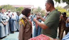 Wali Kota Bekasi Tri Adhianto menyerahkan secara simbolis tanda penghargaan Pramuka Garuda kepada para siswa di Kota Bekasi, Selasa (1/9/2026). Sebanyak 277 siswa dari tingkat SD hingga SMA/SMK menerima penghargaan tersebut.
