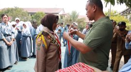 Wali Kota Bekasi Tri Adhianto menyerahkan secara simbolis tanda penghargaan Pramuka Garuda kepada para siswa di Kota Bekasi, Selasa (1/9/2026). Sebanyak 277 siswa dari tingkat SD hingga SMA/SMK menerima penghargaan tersebut.