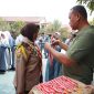 Wali Kota Bekasi Tri Adhianto menyerahkan secara simbolis tanda penghargaan Pramuka Garuda kepada para siswa di Kota Bekasi, Selasa (1/9/2026). Sebanyak 277 siswa dari tingkat SD hingga SMA/SMK menerima penghargaan tersebut.