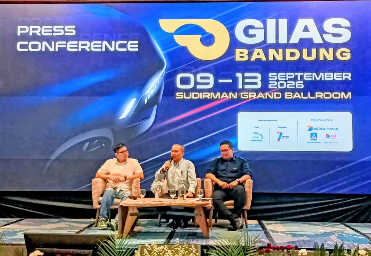 Dari kiri, Co-Project Director ACC TAF GIIAS 2026 sekaligus Business Director Astra Life Alkaf Ghozali, Sekretaris Umum GAIKINDO Kukuh Kumara, dan Project Director GIIAS The Series Abiyoso Wietono saat konferensi pers GIIAS Bandung 2026 di Bandung, Jawa Barat, Selasa (2/9/2026).