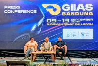 Dari kiri, Co-Project Director ACC TAF GIIAS 2026 sekaligus Business Director Astra Life Alkaf Ghozali, Sekretaris Umum GAIKINDO Kukuh Kumara, dan Project Director GIIAS The Series Abiyoso Wietono saat konferensi pers GIIAS Bandung 2026 di Bandung, Jawa Barat, Selasa (2/9/2026).