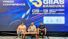 Dari kiri, Co-Project Director ACC TAF GIIAS 2026 sekaligus Business Director Astra Life Alkaf Ghozali, Sekretaris Umum GAIKINDO Kukuh Kumara, dan Project Director GIIAS The Series Abiyoso Wietono saat konferensi pers GIIAS Bandung 2026 di Bandung, Jawa Barat, Selasa (2/9/2026).