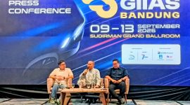 Dari kiri, Co-Project Director ACC TAF GIIAS 2026 sekaligus Business Director Astra Life Alkaf Ghozali, Sekretaris Umum GAIKINDO Kukuh Kumara, dan Project Director GIIAS The Series Abiyoso Wietono saat konferensi pers GIIAS Bandung 2026 di Bandung, Jawa Barat, Selasa (2/9/2026).