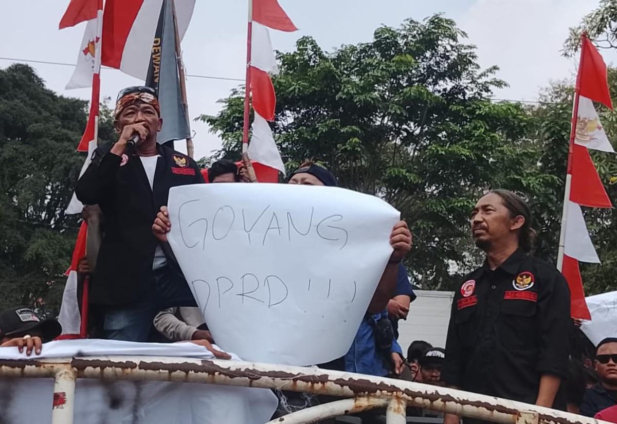 Ratusan pedagang Pasar Baru Bekasi menggelar aksi demonstrasi di Gedung DPRD Kota Bekasi, Rabu (2/9/2026). Mereka meminta pemerintah memberikan solusi dan tempat berjualan yang layak pascapenertiban PKL di Jalan M Yamin