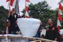 Ratusan pedagang Pasar Baru Bekasi menggelar aksi demonstrasi di Gedung DPRD Kota Bekasi, Rabu (2/9/2026). Mereka meminta pemerintah memberikan solusi dan tempat berjualan yang layak pascapenertiban PKL di Jalan M Yamin