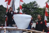 Ratusan pedagang Pasar Baru Bekasi menggelar aksi demonstrasi di Gedung DPRD Kota Bekasi, Rabu (2/9/2026). Mereka meminta pemerintah memberikan solusi dan tempat berjualan yang layak pascapenertiban PKL di Jalan M Yamin