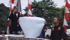 Ratusan pedagang Pasar Baru Bekasi menggelar aksi demonstrasi di Gedung DPRD Kota Bekasi, Rabu (2/9/2026). Mereka meminta pemerintah memberikan solusi dan tempat berjualan yang layak pascapenertiban PKL di Jalan M Yamin