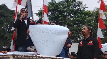 Ratusan pedagang Pasar Baru Bekasi menggelar aksi demonstrasi di Gedung DPRD Kota Bekasi, Rabu (2/9/2026). Mereka meminta pemerintah memberikan solusi dan tempat berjualan yang layak pascapenertiban PKL di Jalan M Yamin
