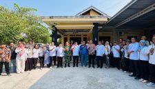 Keterangan foto utama:
Jelang Pilkades Desa Muktiwari 2026–2034, Pemerintah Daerah Kabupaten Bekasi melalui Kecamatan Cibitung bersama unsur Forkopimcam melakukan kunjungan dan koordinasi dengan bacalon kepala desa , pada Selasa (2/9/2026).