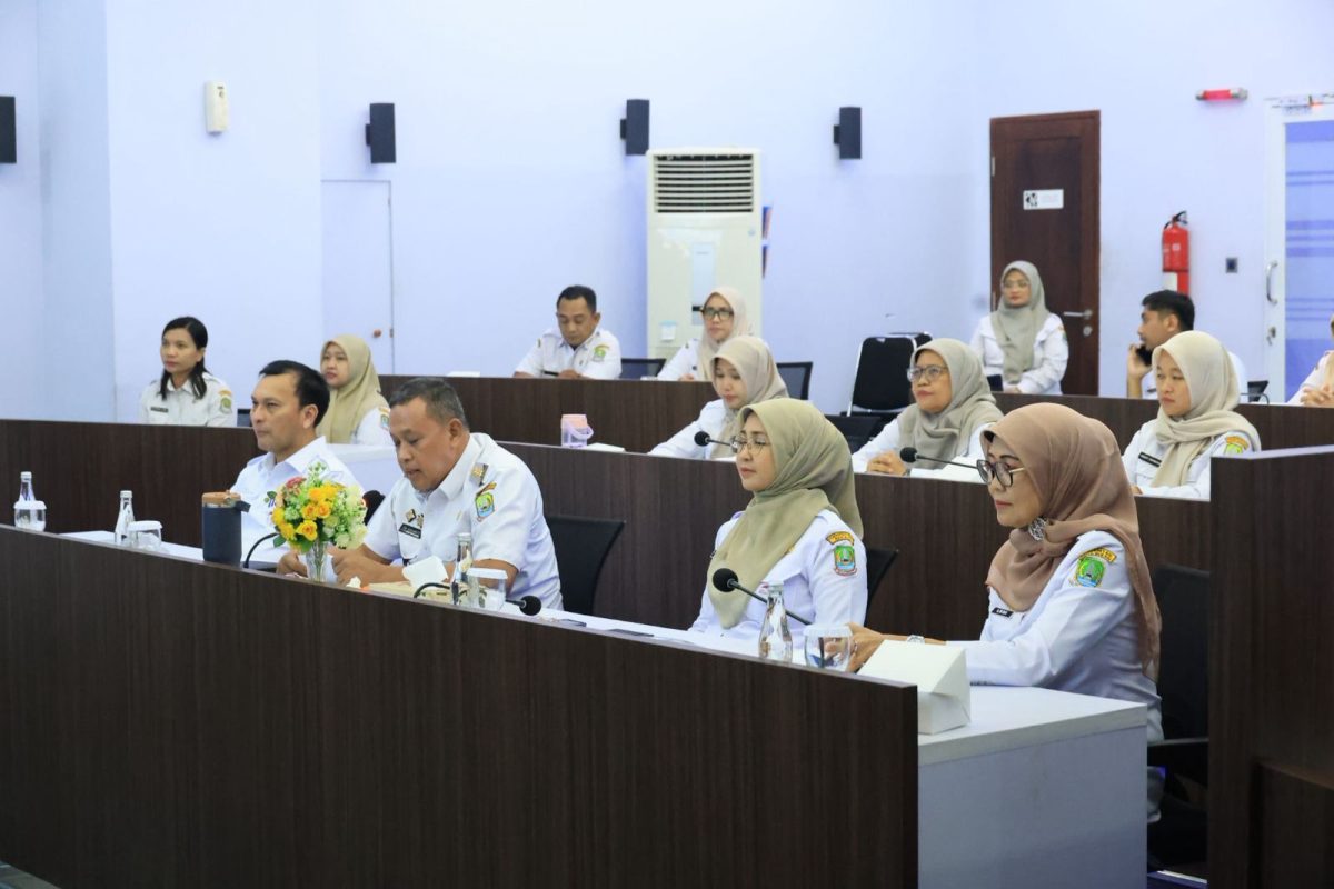 Keterangan Foto: Wali Kota Bekasi Tri Adhianto memberikan arahan dalam penutupan Orientasi Pegawai Pemerintah dengan Perjanjian Kerja (PPPK) Kota Bekasi Tahun 2026 yang diikuti sekitar 8.000 peserta, Rabu (2/9/2026).