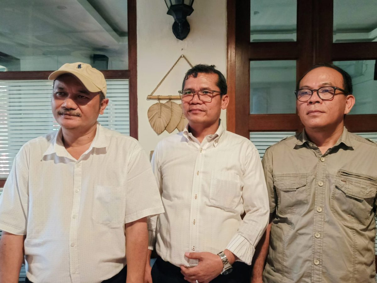 Tiga pihak terkait memberikan keterangan dalam konferensi pers terkait beredarnya potongan video CCTV lift apartemen di Rumah Samedja, Kamis (3/9/2026). Mereka meminta masyarakat melihat rekaman secara utuh dan tidak menarik kesimpulan hanya dari video berdurasi 11 detik.