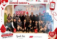 Sejumlah karyawan Grand Zuri Jababeka berfoto bersama usai mengikuti kegiatan donor darah yang digelar Zuri Express Lippo Cikarang bersama Palang Merah Indonesia (PMI), Selasa (1/9/2026). Kegiatan tersebut menjadi bagian dari aksi sosial dan kepedulian terhadap masyarakat yang membutuhkan.
