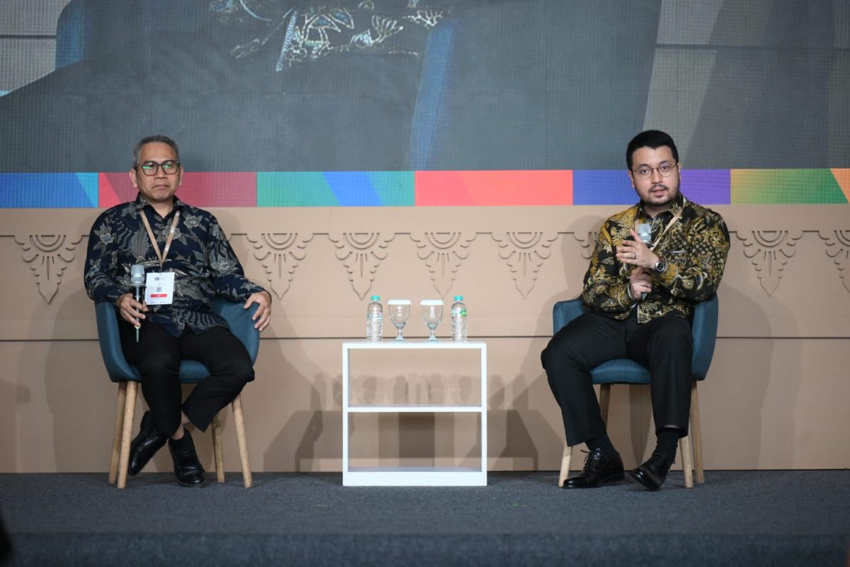 Dua pembicara menyampaikan paparan dalam rangkaian IEE Series – Energy Week 2026 di JIExpo Kemayoran, Jakarta. Diskusi membahas perkembangan energi, teknologi, dan kebutuhan kolaborasi lintas sektor untuk membangun ekosistem industri masa depan.