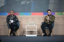 Dua pembicara menyampaikan paparan dalam rangkaian IEE Series – Energy Week 2026 di JIExpo Kemayoran, Jakarta. Diskusi membahas perkembangan energi, teknologi, dan kebutuhan kolaborasi lintas sektor untuk membangun ekosistem industri masa depan.