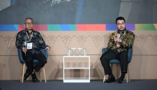 Dua pembicara menyampaikan paparan dalam rangkaian IEE Series – Energy Week 2026 di JIExpo Kemayoran, Jakarta. Diskusi membahas perkembangan energi, teknologi, dan kebutuhan kolaborasi lintas sektor untuk membangun ekosistem industri masa depan.