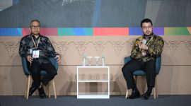 Dua pembicara menyampaikan paparan dalam rangkaian IEE Series – Energy Week 2026 di JIExpo Kemayoran, Jakarta. Diskusi membahas perkembangan energi, teknologi, dan kebutuhan kolaborasi lintas sektor untuk membangun ekosistem industri masa depan.
