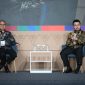 Dua pembicara menyampaikan paparan dalam rangkaian IEE Series – Energy Week 2026 di JIExpo Kemayoran, Jakarta. Diskusi membahas perkembangan energi, teknologi, dan kebutuhan kolaborasi lintas sektor untuk membangun ekosistem industri masa depan.