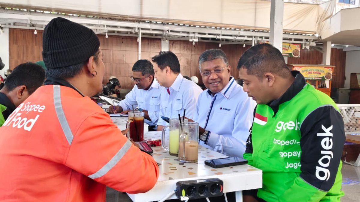 Hari Pelanggan Nasional 2026: Presiden Direktur & CEO XLSMART Rajeev Sethi (kedua kanan) bersama jajaran manajemen berdialog langsung dengan pelanggan dalam rangkaian Customer Day 2026 di Kedai Kopitata, Bandung, Kamis (3/9/2026). Kegiatan ini digelar serentak di sembilan wilayah Indonesia pada 3–6 September 2026 untuk mendengarkan pengalaman, kebutuhan, dan masukan pelanggan.