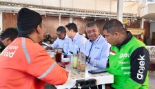 Hari Pelanggan Nasional 2026: Presiden Direktur & CEO XLSMART Rajeev Sethi (kedua kanan) bersama jajaran manajemen berdialog langsung dengan pelanggan dalam rangkaian Customer Day 2026 di Kedai Kopitata, Bandung, Kamis (3/9/2026). Kegiatan ini digelar serentak di sembilan wilayah Indonesia pada 3–6 September 2026 untuk mendengarkan pengalaman, kebutuhan, dan masukan pelanggan.