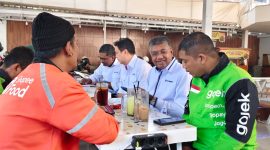 Hari Pelanggan Nasional 2026: Presiden Direktur & CEO XLSMART Rajeev Sethi (kedua kanan) bersama jajaran manajemen berdialog langsung dengan pelanggan dalam rangkaian Customer Day 2026 di Kedai Kopitata, Bandung, Kamis (3/9/2026). Kegiatan ini digelar serentak di sembilan wilayah Indonesia pada 3–6 September 2026 untuk mendengarkan pengalaman, kebutuhan, dan masukan pelanggan.