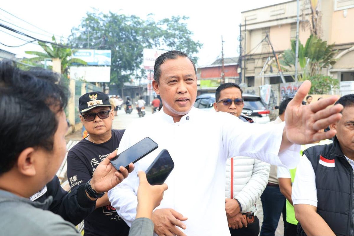 Keterangan foto:
Wali Kota Bekasi Tri Adhianto memberikan keterangan kepada awak media terkait kondisi Kota Bekasi menyusul sebaran abu vulkanik akibat aktivitas Gunung Anak Krakatau, Minggu (6/9/2026). Tri mengimbau masyarakat tetap tenang, waspada, serta mengurangi aktivitas di luar ruangan.