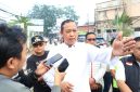 Keterangan foto:
Wali Kota Bekasi Tri Adhianto memberikan keterangan kepada awak media terkait kondisi Kota Bekasi menyusul sebaran abu vulkanik akibat aktivitas Gunung Anak Krakatau, Minggu (6/9/2026). Tri mengimbau masyarakat tetap tenang, waspada, serta mengurangi aktivitas di luar ruangan.