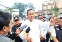 Keterangan foto:
Wali Kota Bekasi Tri Adhianto memberikan keterangan kepada awak media terkait kondisi Kota Bekasi menyusul sebaran abu vulkanik akibat aktivitas Gunung Anak Krakatau, Minggu (6/9/2026). Tri mengimbau masyarakat tetap tenang, waspada, serta mengurangi aktivitas di luar ruangan.