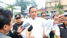 Keterangan foto:
Wali Kota Bekasi Tri Adhianto memberikan keterangan kepada awak media terkait kondisi Kota Bekasi menyusul sebaran abu vulkanik akibat aktivitas Gunung Anak Krakatau, Minggu (6/9/2026). Tri mengimbau masyarakat tetap tenang, waspada, serta mengurangi aktivitas di luar ruangan.
