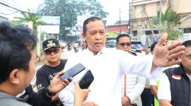 Keterangan foto:
Wali Kota Bekasi Tri Adhianto memberikan keterangan kepada awak media terkait kondisi Kota Bekasi menyusul sebaran abu vulkanik akibat aktivitas Gunung Anak Krakatau, Minggu (6/9/2026). Tri mengimbau masyarakat tetap tenang, waspada, serta mengurangi aktivitas di luar ruangan.