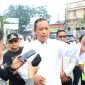 Keterangan foto:
Wali Kota Bekasi Tri Adhianto memberikan keterangan kepada awak media terkait kondisi Kota Bekasi menyusul sebaran abu vulkanik akibat aktivitas Gunung Anak Krakatau, Minggu (6/9/2026). Tri mengimbau masyarakat tetap tenang, waspada, serta mengurangi aktivitas di luar ruangan.