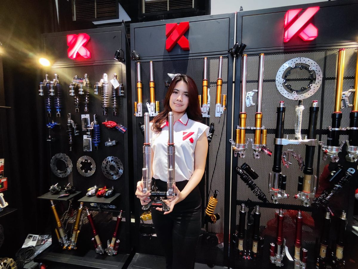 Seorang model memperlihatkan produk suspensi KYTA di booth KYTA dan KRS dalam ajang IMHAX 2026 di Jakarta, Jumat (4/9/2026). KYTA menghadirkan beragam lini performance parts, mulai dari suspensi hingga sistem pengereman, serta menawarkan promo diskon hingga 45 persen selama pameran.