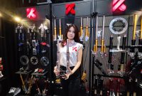 Seorang model memperlihatkan produk suspensi KYTA di booth KYTA dan KRS dalam ajang IMHAX 2026 di Jakarta, Jumat (4/9/2026). KYTA menghadirkan beragam lini performance parts, mulai dari suspensi hingga sistem pengereman, serta menawarkan promo diskon hingga 45 persen selama pameran.