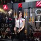 Seorang model memperlihatkan produk suspensi KYTA di booth KYTA dan KRS dalam ajang IMHAX 2026 di Jakarta, Jumat (4/9/2026). KYTA menghadirkan beragam lini performance parts, mulai dari suspensi hingga sistem pengereman, serta menawarkan promo diskon hingga 45 persen selama pameran.