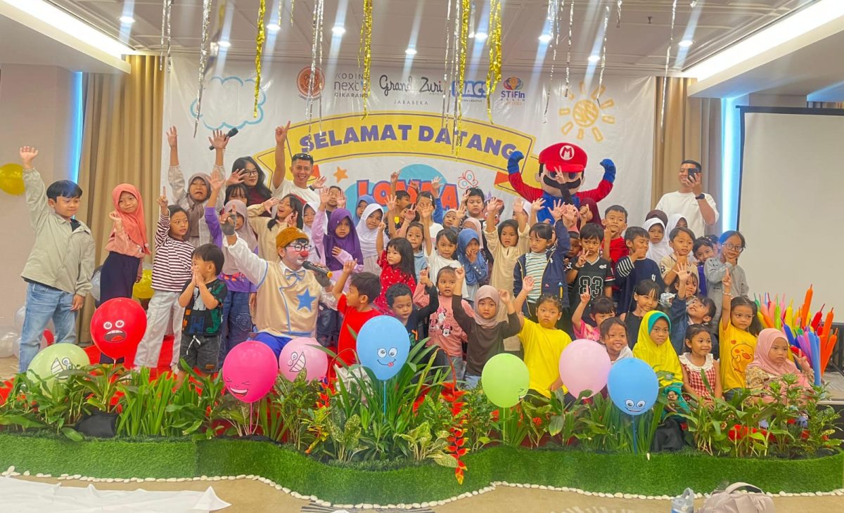 Keterangan Foto:
Puluhan anak bersama pendamping dan karakter Mario berfoto bersama usai mengikuti kegiatan Lomba Mewarnai Anak “Semangat Kemerdekaan” yang digelar Grand Zuri Jababeka, Cikarang. Kegiatan berlangsung meriah dengan berbagai dekorasi dan hiburan untuk menambah keceriaan peserta.