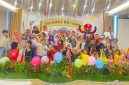 Keterangan Foto:
Puluhan anak bersama pendamping dan karakter Mario berfoto bersama usai mengikuti kegiatan Lomba Mewarnai Anak “Semangat Kemerdekaan” yang digelar Grand Zuri Jababeka, Cikarang. Kegiatan berlangsung meriah dengan berbagai dekorasi dan hiburan untuk menambah keceriaan peserta.