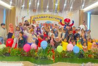 Keterangan Foto:
Puluhan anak bersama pendamping dan karakter Mario berfoto bersama usai mengikuti kegiatan Lomba Mewarnai Anak “Semangat Kemerdekaan” yang digelar Grand Zuri Jababeka, Cikarang. Kegiatan berlangsung meriah dengan berbagai dekorasi dan hiburan untuk menambah keceriaan peserta.