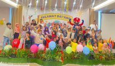 Keterangan Foto:
Puluhan anak bersama pendamping dan karakter Mario berfoto bersama usai mengikuti kegiatan Lomba Mewarnai Anak “Semangat Kemerdekaan” yang digelar Grand Zuri Jababeka, Cikarang. Kegiatan berlangsung meriah dengan berbagai dekorasi dan hiburan untuk menambah keceriaan peserta.