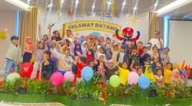 Keterangan Foto:
Puluhan anak bersama pendamping dan karakter Mario berfoto bersama usai mengikuti kegiatan Lomba Mewarnai Anak “Semangat Kemerdekaan” yang digelar Grand Zuri Jababeka, Cikarang. Kegiatan berlangsung meriah dengan berbagai dekorasi dan hiburan untuk menambah keceriaan peserta.
