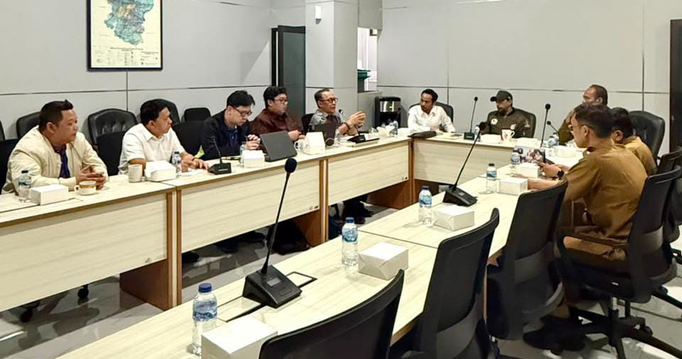Komisi III DPRD Kabupaten Bekasi menggelar audiensi dengan pihak PT Fajar Surya Wisesa Tbk (Fajar Paper) untuk membahas pembangunan fasilitas pengolahan limbah hasil produksi kertas serta memastikan kelengkapan perizinan dan aspek lingkungan, Senin (7/9/2026).