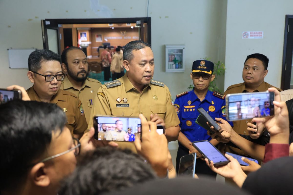 Wali Kota Bekasi Tri Adhianto memberikan keterangan kepada awak media didampingi jajaran Pemerintah Kota Bekasi terkait capaian Kota Bekasi dalam Indeks Inovasi Daerah (IID) 2025, Senin (7/9/2026). Kota Bekasi menempati peringkat keenam nasional dengan skor 94,43.