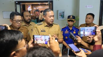 Wali Kota Bekasi Tri Adhianto memberikan keterangan kepada awak media didampingi jajaran Pemerintah Kota Bekasi terkait capaian Kota Bekasi dalam Indeks Inovasi Daerah (IID) 2025, Senin (7/9/2026). Kota Bekasi menempati peringkat keenam nasional dengan skor 94,43.