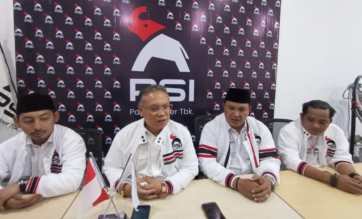 Keterangan foto:
Jajaran pengurus DPD PSI Kabupaten Cirebon mengikuti rapat konsolidasi bersama pengurus DPC se-Kabupaten Cirebon di kantor DPD PSI, Talun, Senin (7/9/2026). Konsolidasi dilakukan untuk memperkuat struktur organisasi dan mempersiapkan kader menghadapi Pemilu 2029.