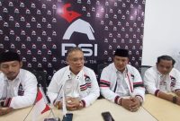 Keterangan foto:
Jajaran pengurus DPD PSI Kabupaten Cirebon mengikuti rapat konsolidasi bersama pengurus DPC se-Kabupaten Cirebon di kantor DPD PSI, Talun, Senin (7/9/2026). Konsolidasi dilakukan untuk memperkuat struktur organisasi dan mempersiapkan kader menghadapi Pemilu 2029.