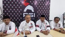 Keterangan foto:
Jajaran pengurus DPD PSI Kabupaten Cirebon mengikuti rapat konsolidasi bersama pengurus DPC se-Kabupaten Cirebon di kantor DPD PSI, Talun, Senin (7/9/2026). Konsolidasi dilakukan untuk memperkuat struktur organisasi dan mempersiapkan kader menghadapi Pemilu 2029.