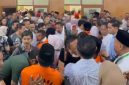 Keterangan foto:
Bupati Bekasi nonaktif Ade Kuswara Kunang dikawal petugas saat meninggalkan ruang sidang Pengadilan Tipikor Bandung setelah pembacaan vonis dalam perkara dugaan korupsi ditunda, Senin (7/9/2026). Sidang vonis dijadwalkan kembali pada 14 September 2026.