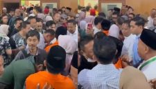 Keterangan foto:
Bupati Bekasi nonaktif Ade Kuswara Kunang dikawal petugas saat meninggalkan ruang sidang Pengadilan Tipikor Bandung setelah pembacaan vonis dalam perkara dugaan korupsi ditunda, Senin (7/9/2026). Sidang vonis dijadwalkan kembali pada 14 September 2026.