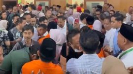 Keterangan foto:
Bupati Bekasi nonaktif Ade Kuswara Kunang dikawal petugas saat meninggalkan ruang sidang Pengadilan Tipikor Bandung setelah pembacaan vonis dalam perkara dugaan korupsi ditunda, Senin (7/9/2026). Sidang vonis dijadwalkan kembali pada 14 September 2026.